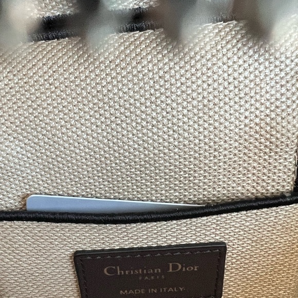 Christian Dior Mizza embroidered canvas vanity bag RARE.
100% Authentic. - Picture 7 of 11